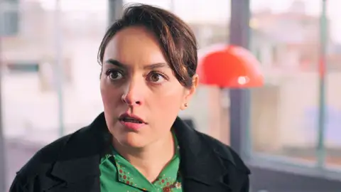 ¡Lo ha encontrado! Safiye, atónita al descubrir las fotos de boda de Inci y Han ¡Lo ha encontrado! Safiye, atónita al descubrir las fotos de boda de Inci y Han