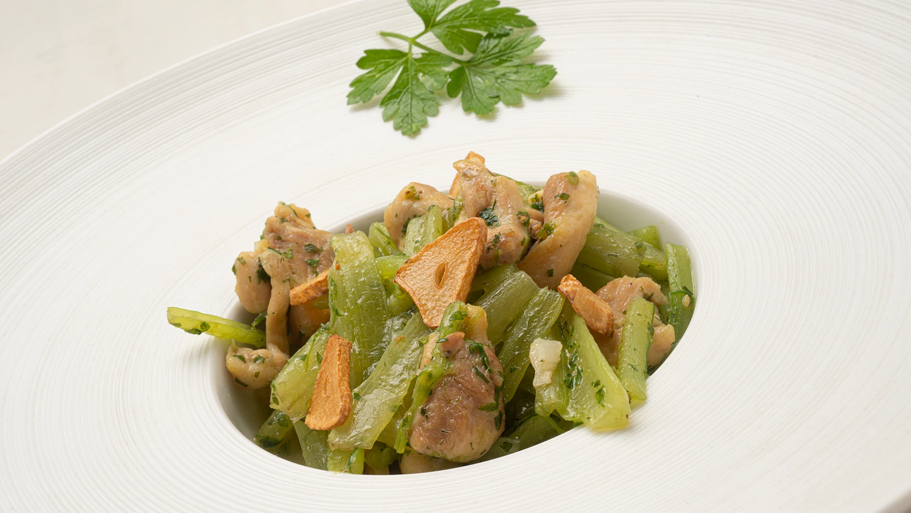 La receta fácil, rica, barata y de solo 4 ingredientes, de Arguiñano: salteado de borraja y pollo La receta fácil, rica, barata y de solo 4 ingredientes, de Arguiñano: salteado de borraja y pollo