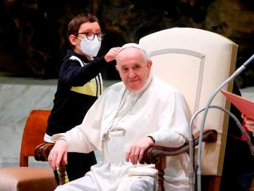 Un niño se convierte en protagonista en una audiencia general del Papa por intentar 'robarle' el gorro al Sumo Pontífice