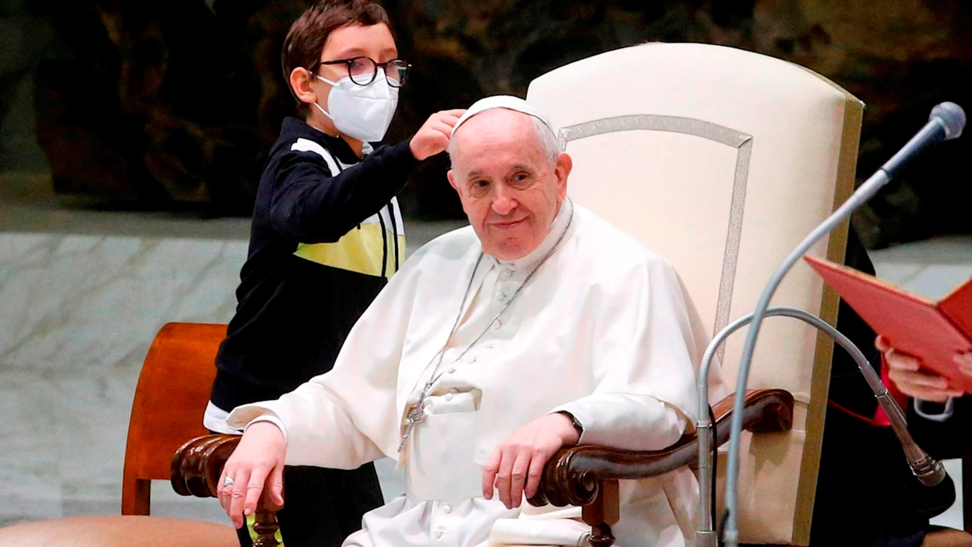 Un niño se convierte en protagonista en una audiencia general del Papa por intentar 'robarle' el gorro al Sumo Pontífice