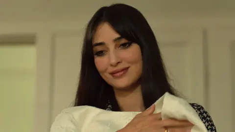 Müjgan recibe la sorpresa más bonita de parte de Yilmaz Müjgan recibe la sorpresa más bonita de parte de Yilmaz