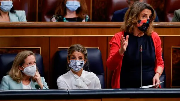 El Gobierno vuelve a comprometerse a que a finales de 2021 los hogares pagarán de media por la electricidad lo mismo que en 2018 El Gobierno vuelve a comprometerse a que a finales de 2021 los hogares pagarán de media por la electricidad lo mismo que en 2018