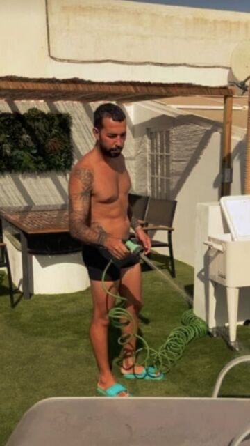 Omar Sánchez en la enorme terraza de su casa