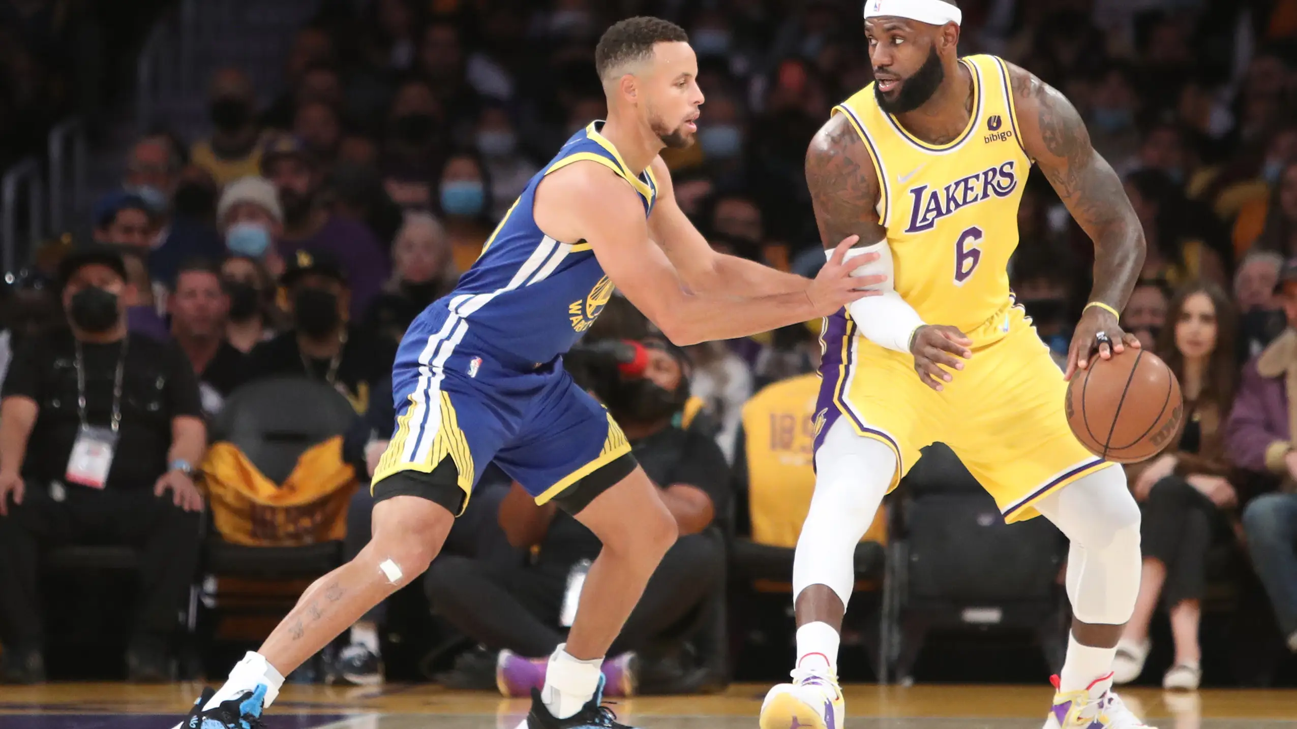 LeBron James, en acción ante Stephen Curry LeBron James, en acción ante Stephen Curry