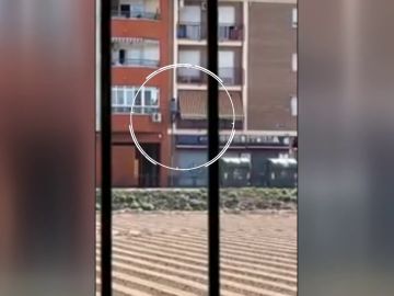 Un hombre trepa en Murcia por la fachada un edificio a plena luz del día para robar un piso