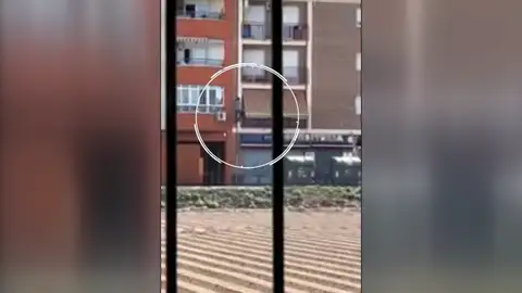 Un hombre trepa en Murcia por la fachada un edificio a plena luz del día para robar un piso Un hombre trepa en Murcia por la fachada un edificio a plena luz del día para robar un piso