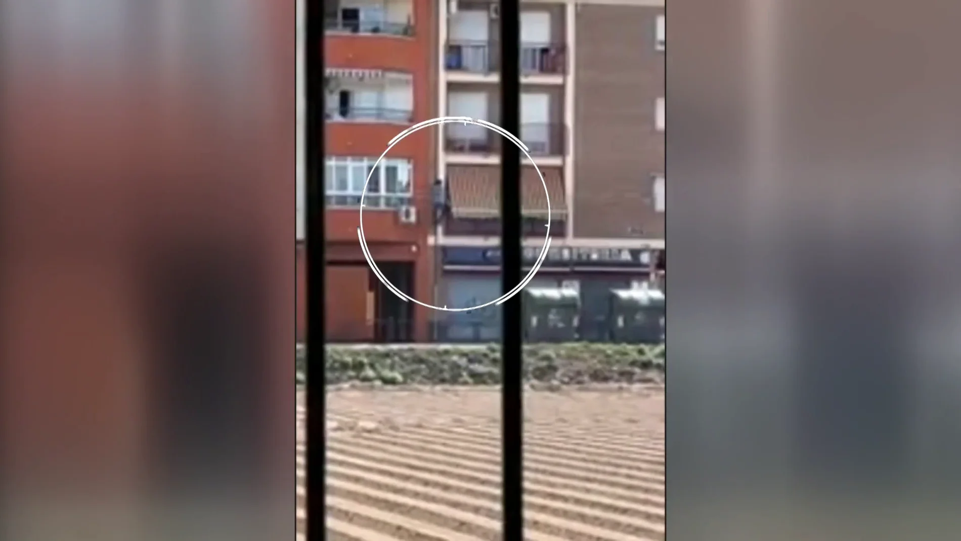 Un hombre trepa en Murcia por la fachada un edificio a plena luz del día para robar un piso