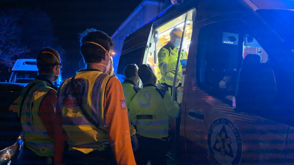 El SAMUR atiende a un joven apu&ntilde;alado en Madrid