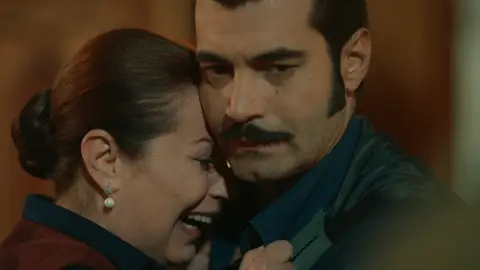 La Policía llega a la mansión para informar que han encontrado muerto a Ecrüment La Policía llega a la mansión para informar que han encontrado muerto a Ecrüment