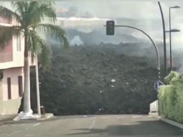 La lava del volcán de La Palma sepulta varios pueblos y una gasolinera en La Laguna