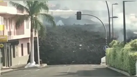 La lava del volcán de La Palma sepulta varios pueblos y una gasolinera en La Laguna La lava del volcán de La Palma sepulta varios pueblos y una gasolinera en La Laguna