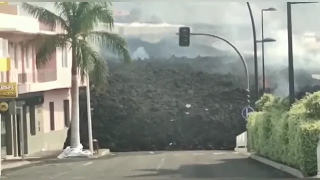 La lava del volc&aacute;n de La Palma sepulta varios pueblos y una gasolinera en La Laguna