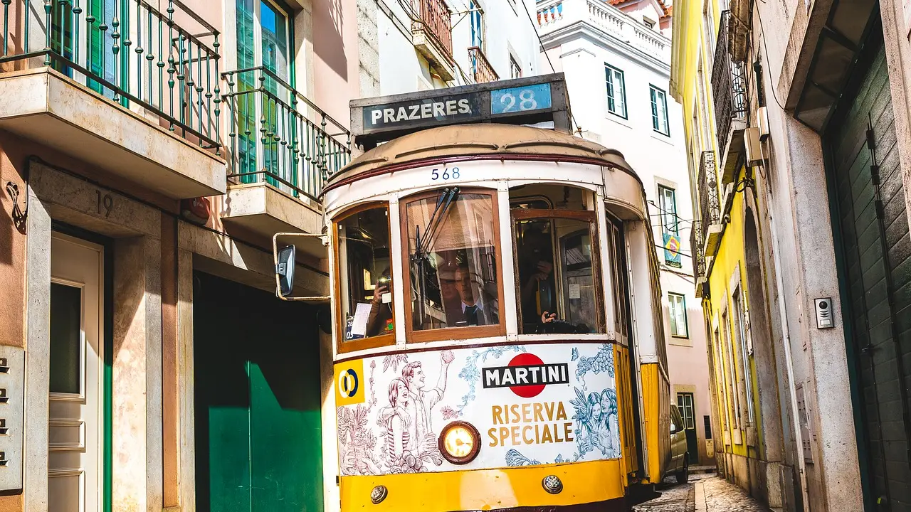 El momento en el que una pareja discute en las vías del metro de Lisboa El momento en el que una pareja discute en las vías del metro de Lisboa