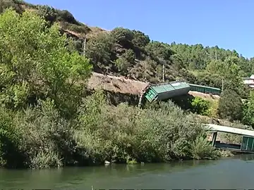 Multa de 45.000 euros a Adif por tirar dos vagones de tren al río en Ourense Multa de 45.000 euros a Adif por tirar dos vagones de tren al río en Ourense