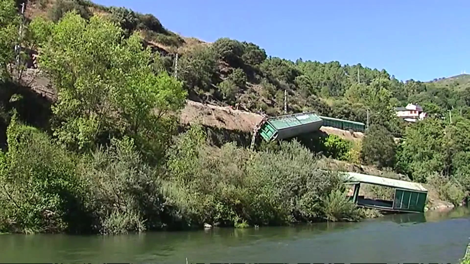 Multa de 45.000 euros a Adif por tirar dos vagones de tren al río en Ourense Multa de 45.000 euros a Adif por tirar dos vagones de tren al río en Ourense