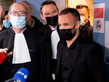 Mathieu Valbuena atiende a los medios en el comienzo del juicio ante el Tribunal de Versalles Mathieu Valbuena atiende a los medios en el comienzo del juicio ante el Tribunal de Versalles