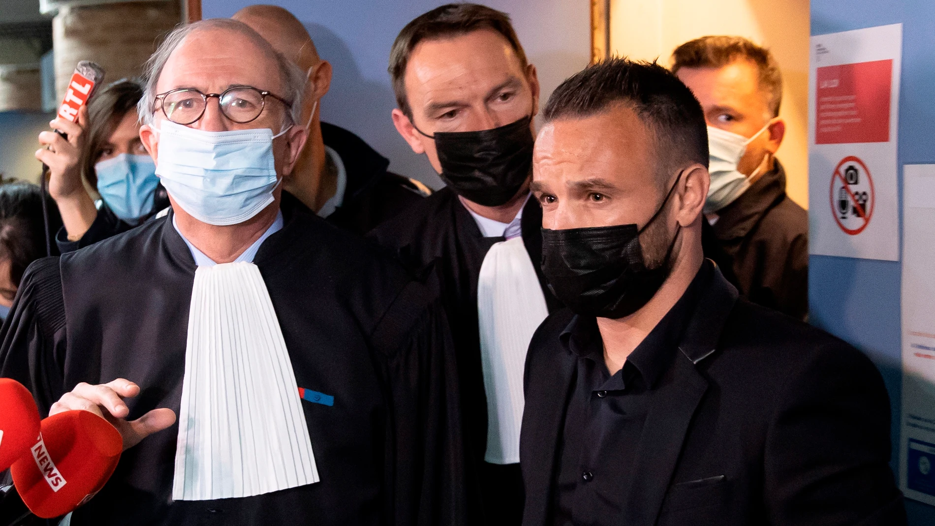 Mathieu Valbuena atiende a los medios en el comienzo del juicio ante el Tribunal de Versalles