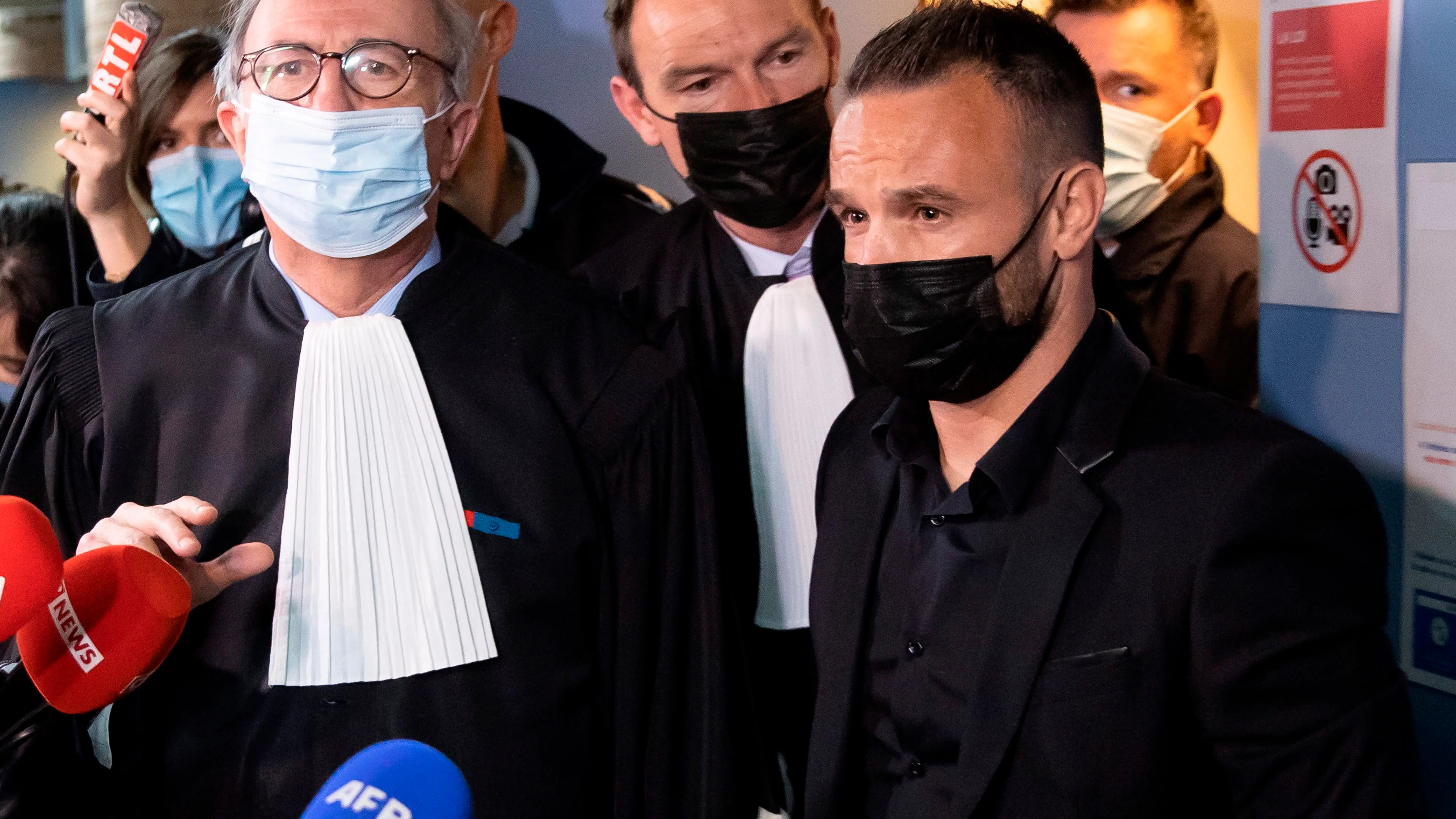 Mathieu Valbuena atiende a los medios en el comienzo del juicio ante el Tribunal de Versalles Mathieu Valbuena atiende a los medios en el comienzo del juicio ante el Tribunal de Versalles
