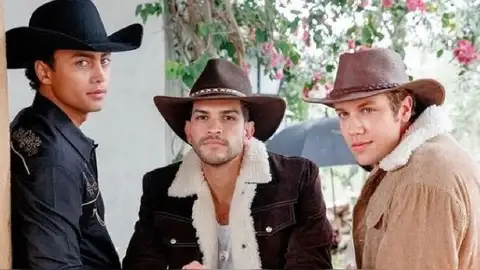 Bernardo Flores, Sebastián Osorio y Juan Manuel Restrepo, los hijos de Juan Reyes y Norma Elizondo en 'Pasión de Gavilanes' Bernardo Flores, Sebastián Osorio y Juan Manuel Restrepo, los hijos de Juan Reyes y Norma Elizondo en 'Pasión de Gavilanes'
