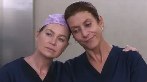 Ellen Pompeo y Kate Walsh en 'Anatomía de Grey' Ellen Pompeo y Kate Walsh en 'Anatomía de Grey'