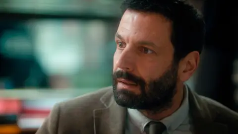 Adam se planta a la orden de Céline: “Lleva contigo a Morgane a investigar, es un maldito genio” Adam se planta a la orden de Céline: “Lleva contigo a Morgane a investigar, es un maldito genio”