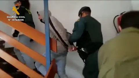 El momento en que la Guardia Civil desarticula la banda criminal de origen latino 'Blood' en España El momento en que la Guardia Civil desarticula la banda criminal de origen latino 'Blood' en España