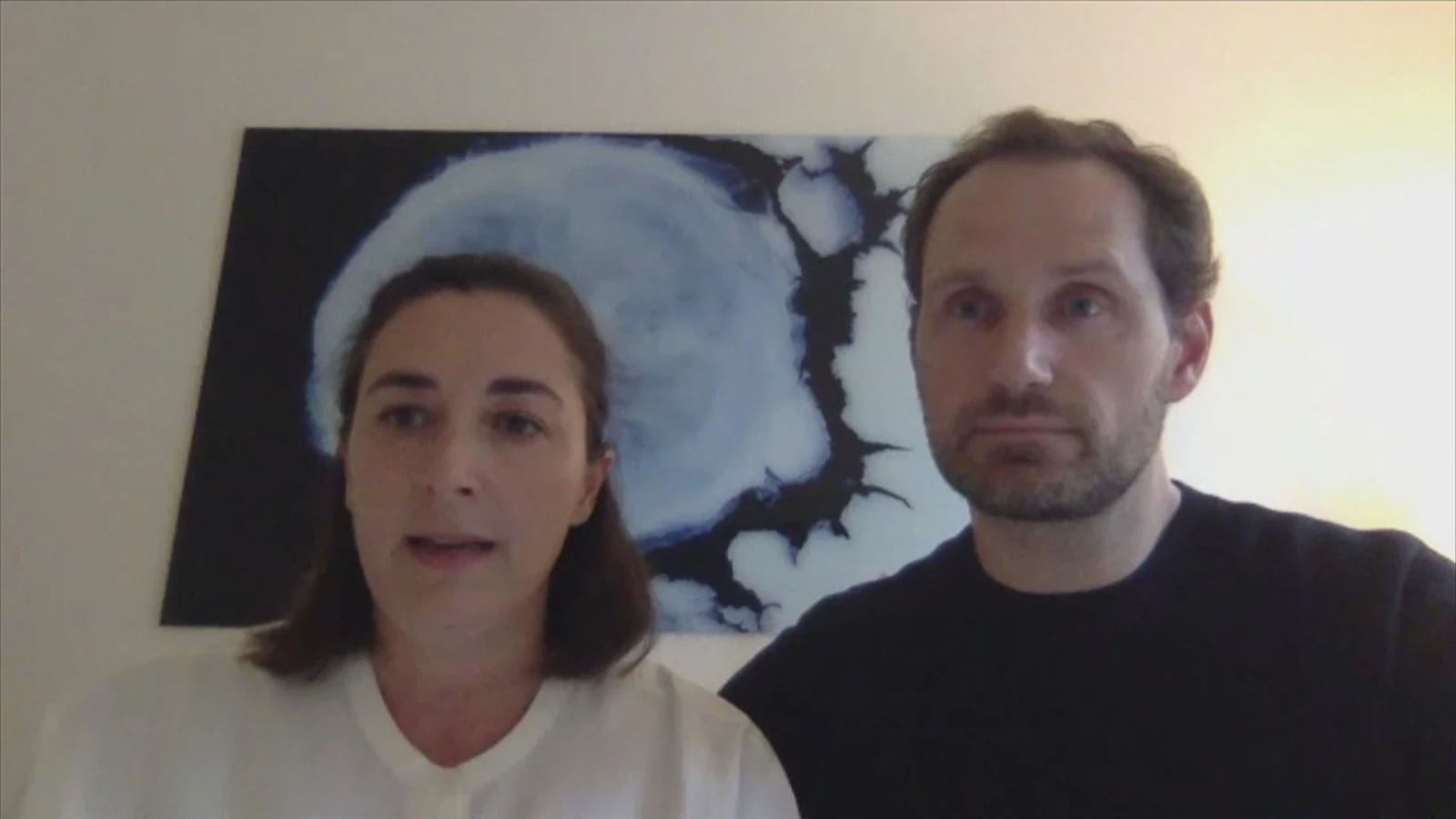 La pequeña ha tenido que trasladarse a Suiza para eliminar un tumor de su cerebro porque Cataluña la ha derivado allí. La pequeña ha tenido que trasladarse a Suiza para eliminar un tumor de su cerebro porque Cataluña la ha derivado allí.