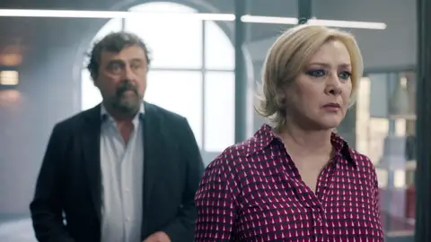 Paco confiesa a Dolores que se ha acostado con su hermana Paco confiesa a Dolores que se ha acostado con su hermana