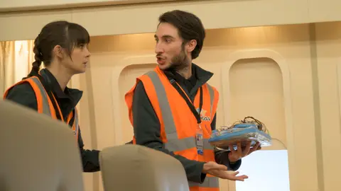 Ika y Rober encuentran una bomba en el Air Force One… ¡y son confundidos con terroristas! Ika y Rober encuentran una bomba en el Air Force One… ¡y son confundidos con terroristas!