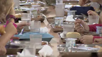 Niños comiendo en el colegio Niños comiendo en el colegio