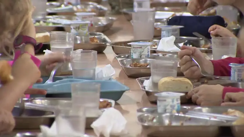 Ni&ntilde;os comiendo en el colegio