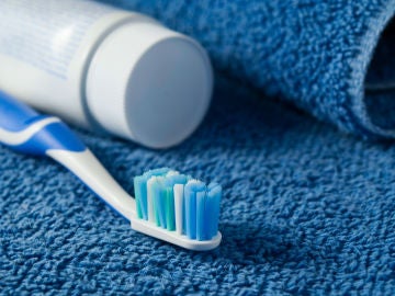 Cepillo y pasta de dientes
