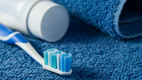 Cepillo y pasta de dientes Cepillo y pasta de dientes