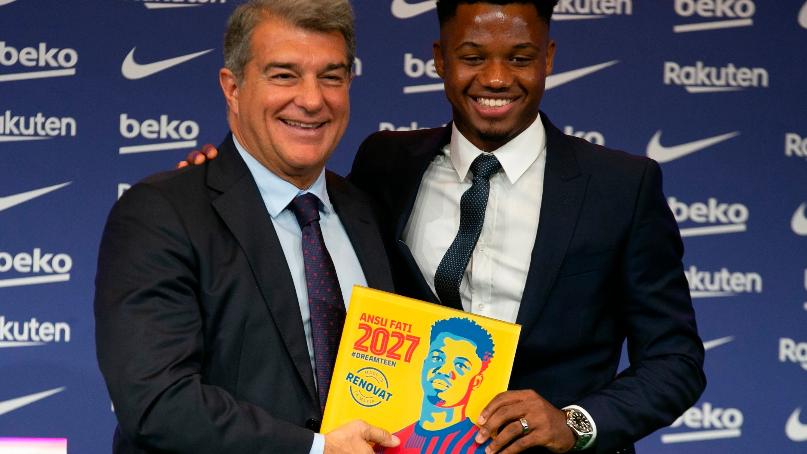 Ansu Fati y Laporta en el acto de renovación del delantero del Barcelona Ansu Fati y Laporta en el acto de renovación del delantero del Barcelona