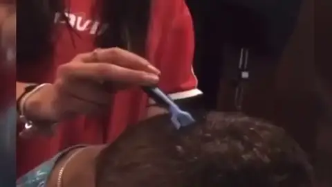 Dos adolescentes de 15 años acusadas de quemar y rapar el pelo a una mujer con discapacidad en Conil Dos adolescentes de 15 años acusadas de quemar y rapar el pelo a una mujer con discapacidad en Conil