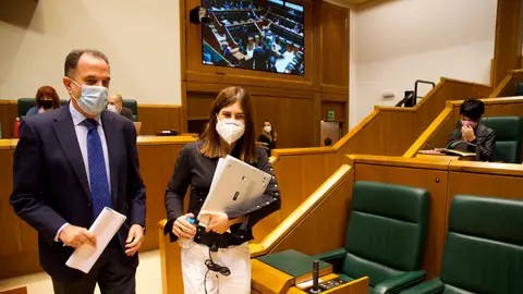 EH Bildu se niega a firmar una "firme condena" a ETA en el Parlamento vasco EH Bildu se niega a firmar una "firme condena" a ETA en el Parlamento vasco