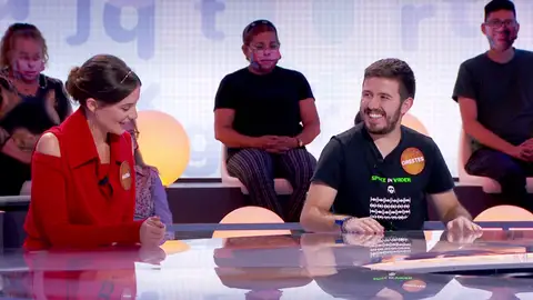 Orestes, a punto de liarla con un piropo a María Hervás en ‘Pasapalabra’ Orestes, a punto de liarla con un piropo a María Hervás en ‘Pasapalabra’