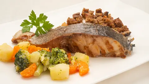 Receta de Arguiñano "para celebrar": mero al horno con migas y verduras Receta de Arguiñano "para celebrar": mero al horno con migas y verduras