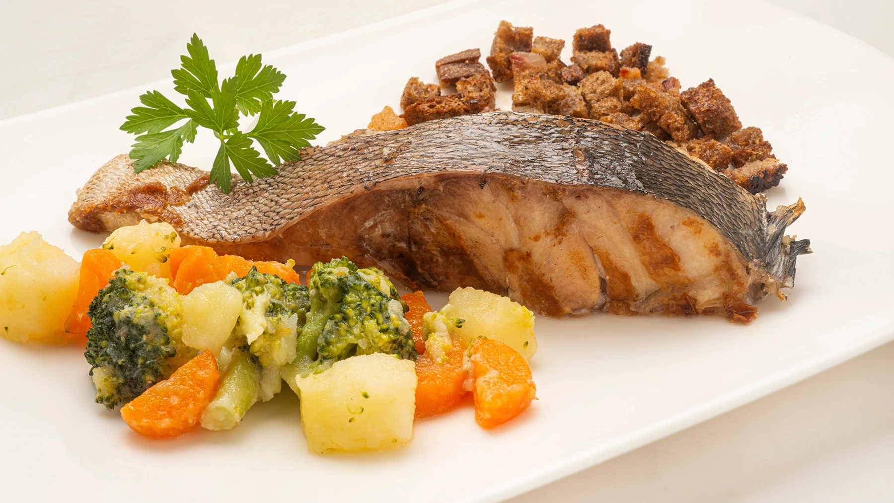 Receta de Arguiñano "para celebrar": mero al horno con migas y verduras Receta de Arguiñano "para celebrar": mero al horno con migas y verduras