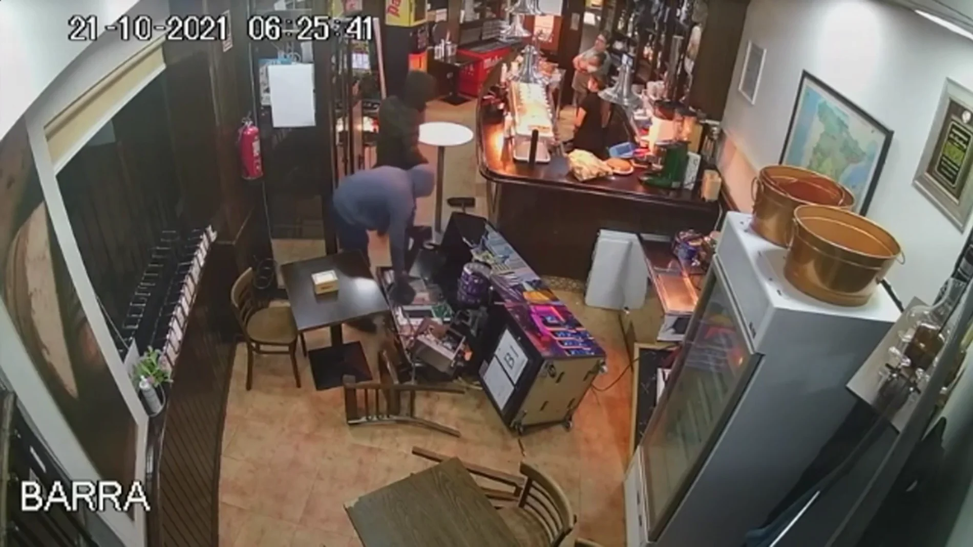 Dos hombres atracan un bar a punta de pistola