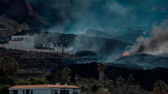 La colada norte del volc&aacute;n de La Palma avanzando por el barrio de La Laguna