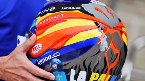 Así es el casco de Fernando Alonso en homenaje a los afectados por el volcán de La Palma Así es el casco de Fernando Alonso en homenaje a los afectados por el volcán de La Palma