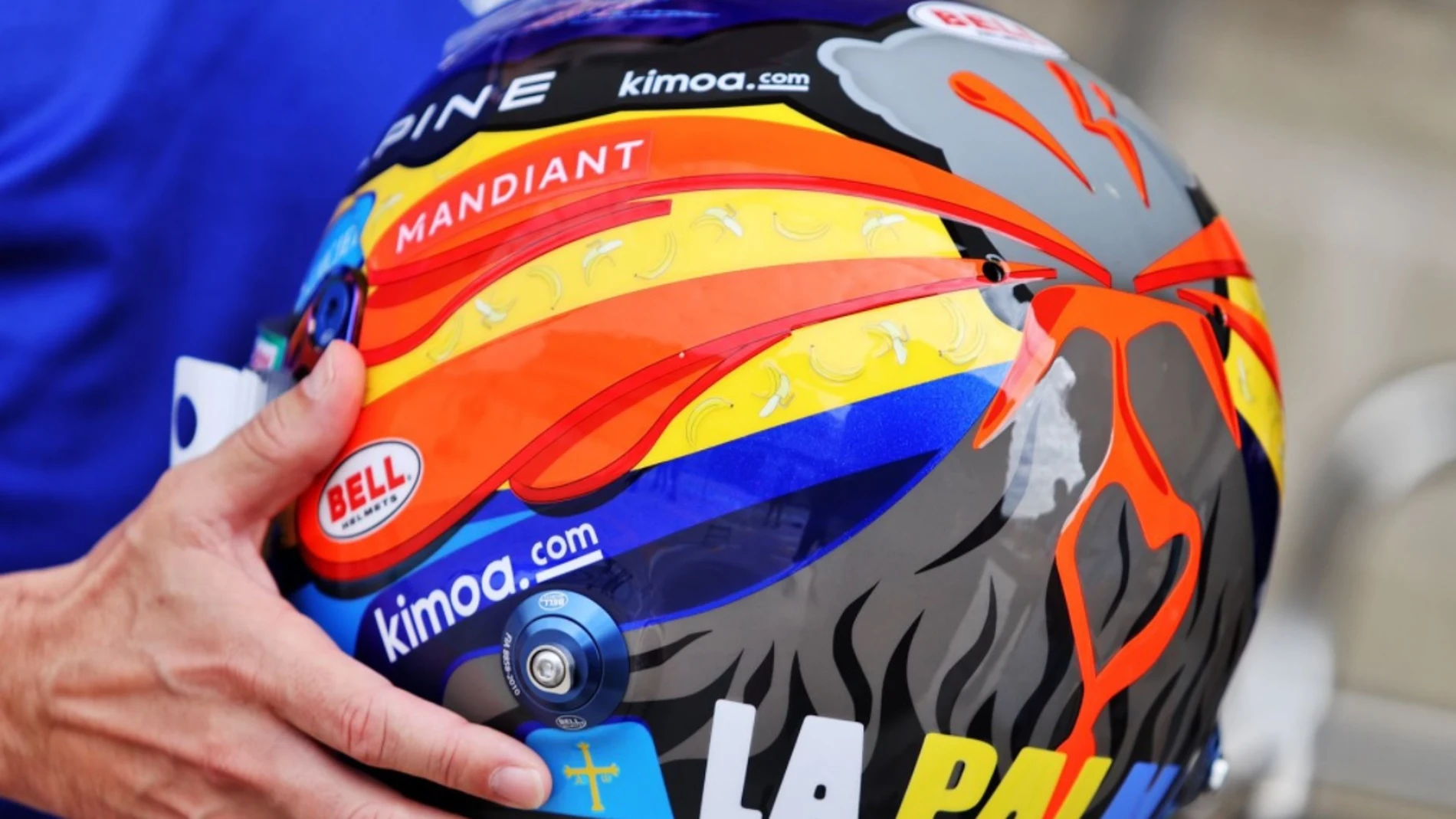 Así es el casco de Fernando Alonso en homenaje a los afectados por el volcán de La Palma