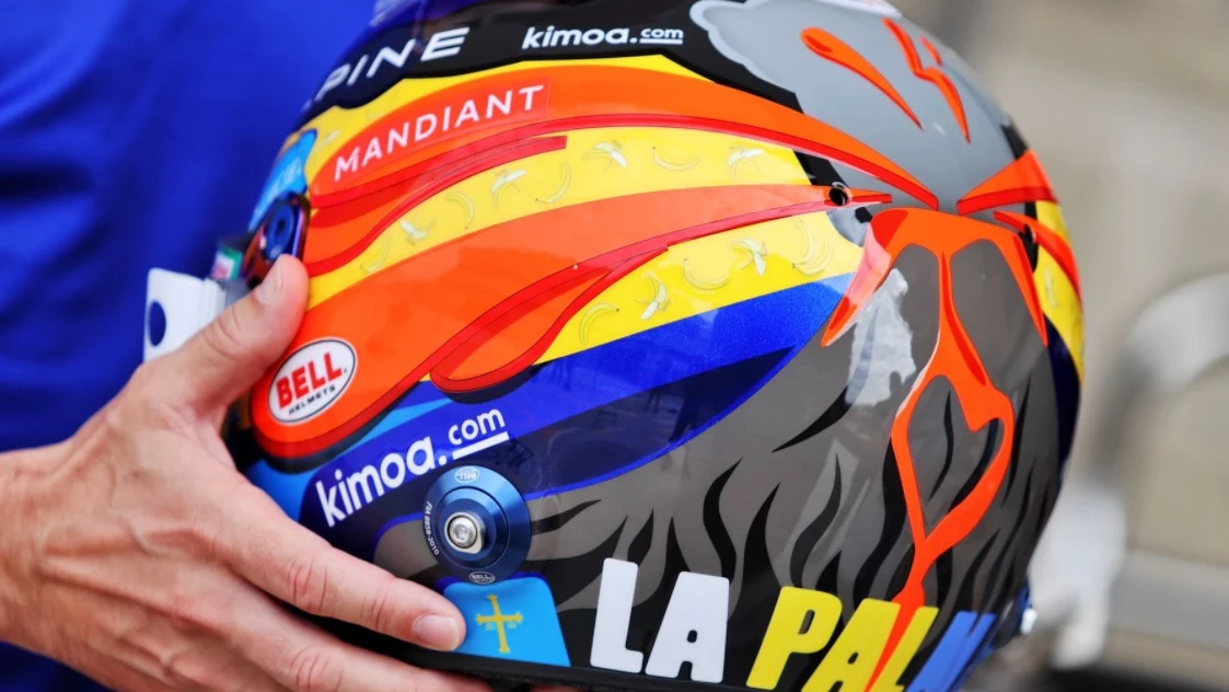 As&iacute; es el casco de Fernando Alonso en homenaje a los afectados por el volc&aacute;n de La Palma