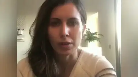 La madre que denunció la desaparición de su hijo de 11 años recibe una llamada de su exmarido diciéndole que se lo va a devolver La madre que denunció la desaparición de su hijo de 11 años recibe una llamada de su exmarido diciéndole que se lo va a devolver