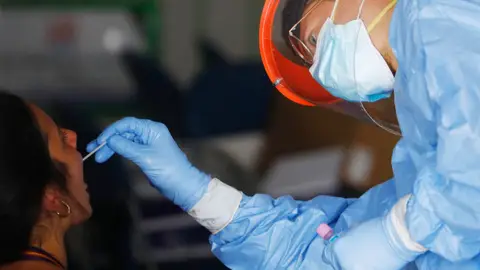 Sanidad suma 30 fallecidos y 2.556 nuevos contagios por COVID-19 Sanidad suma 30 fallecidos y 2.556 nuevos contagios por COVID-19
