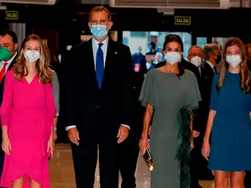 La princesa Leonor, el rey Felipe VI, la reina Letizia y la infanta Sofía, a su llegada al tradicional concierto de los Premios Princesa de Asturias, este jueves en el Auditorio Príncipe Felipe de Oviedo La princesa Leonor, el rey Felipe VI, la reina Letizia y la infanta Sofía, a su llegada al tradicional concierto de los Premios Princesa de Asturias, este jueves en el Auditorio Príncipe Felipe de Oviedo