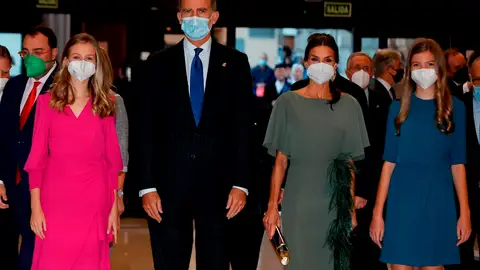 La princesa Leonor, el rey Felipe VI, la reina Letizia y la infanta Sofía, a su llegada al tradicional concierto de los Premios Princesa de Asturias, este jueves en el Auditorio Príncipe Felipe de Oviedo La princesa Leonor, el rey Felipe VI, la reina Letizia y la infanta Sofía, a su llegada al tradicional concierto de los Premios Princesa de Asturias, este jueves en el Auditorio Príncipe Felipe de Oviedo
