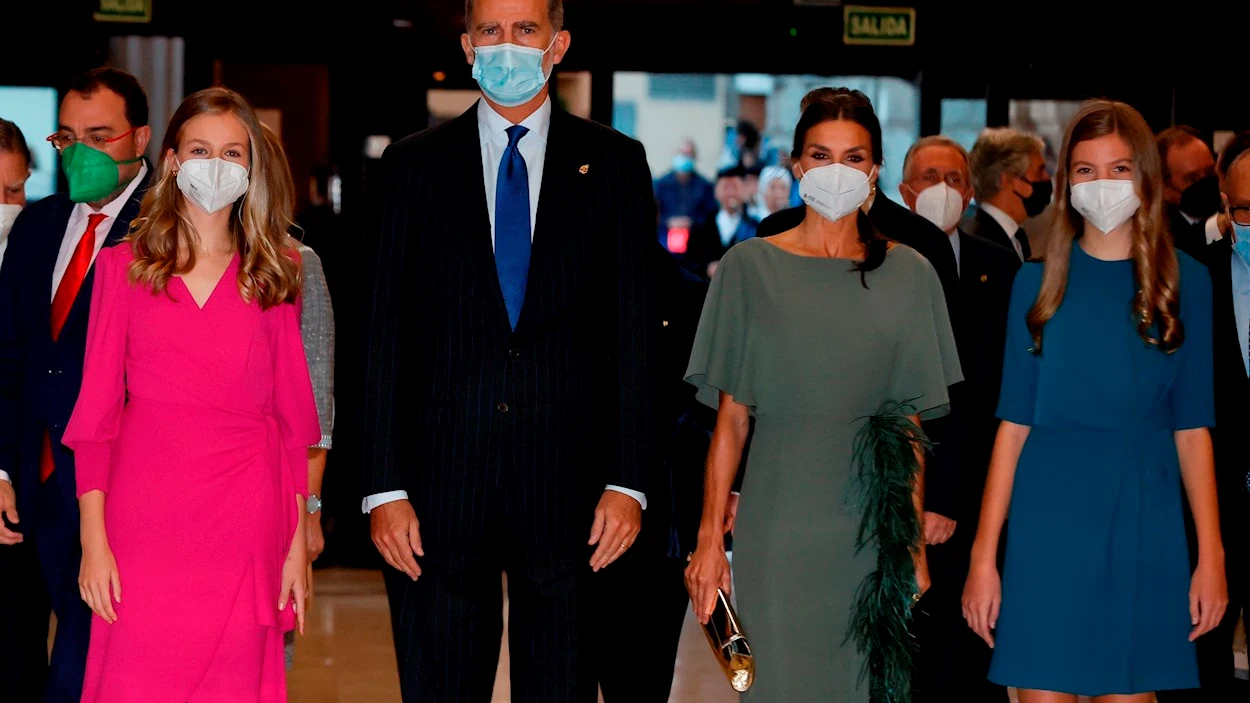  La princesa Leonor, el rey Felipe VI, la reina Letizia y la infanta Sof&iacute;a, a su llegada al tradicional concierto de los Premios Princesa de Asturias, este jueves en el Auditorio Pr&iacute;ncipe Felipe de Oviedo