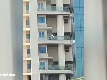 Un hombre cae al vacío desde el piso 19 de un rascacielos en la India
